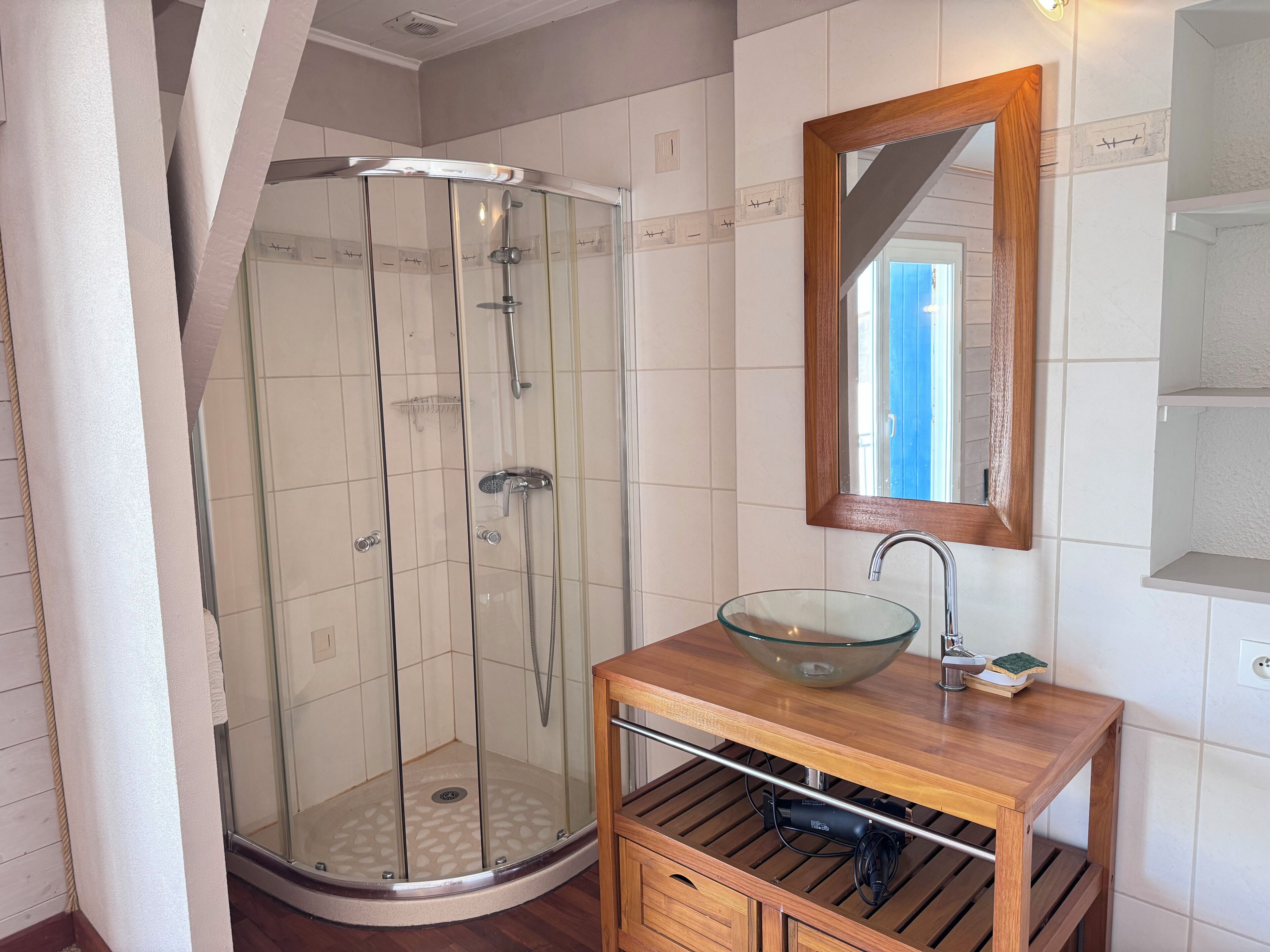 Dusche, Haartrockner, Toilettenpapier