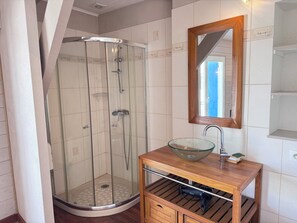 Douche, sèche-cheveux, papier toilette