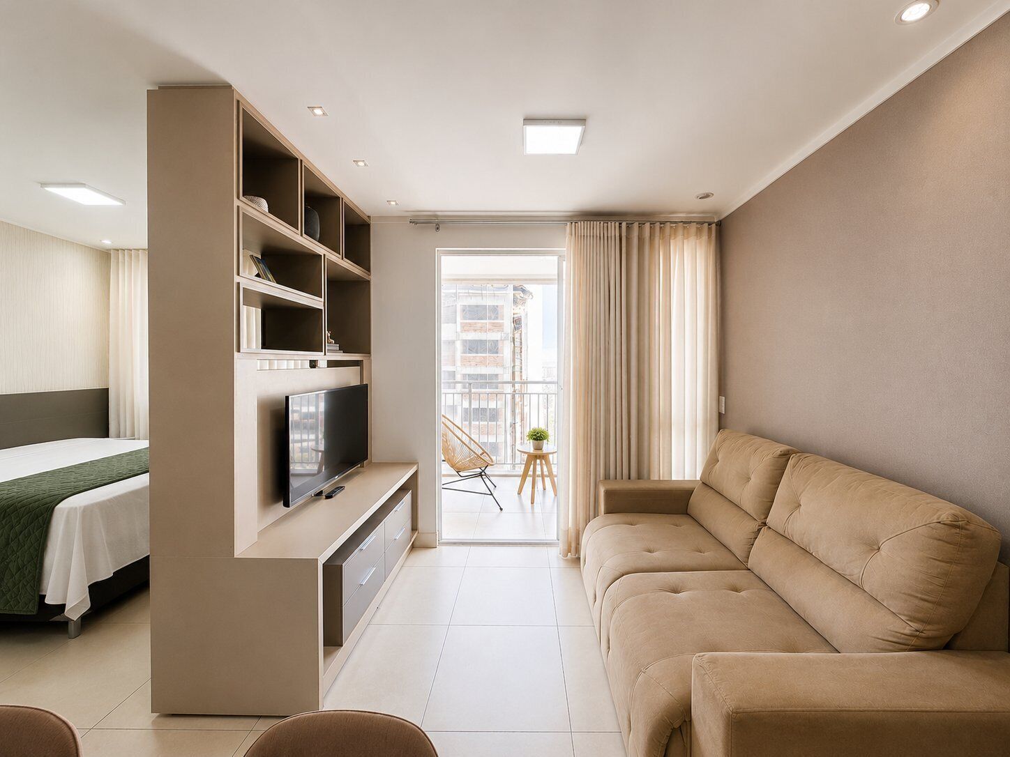 Tabla de planchar con plancha, wifi gratis y ropa de cama 