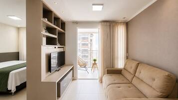 Tabla de planchar con plancha, wifi gratis y ropa de cama