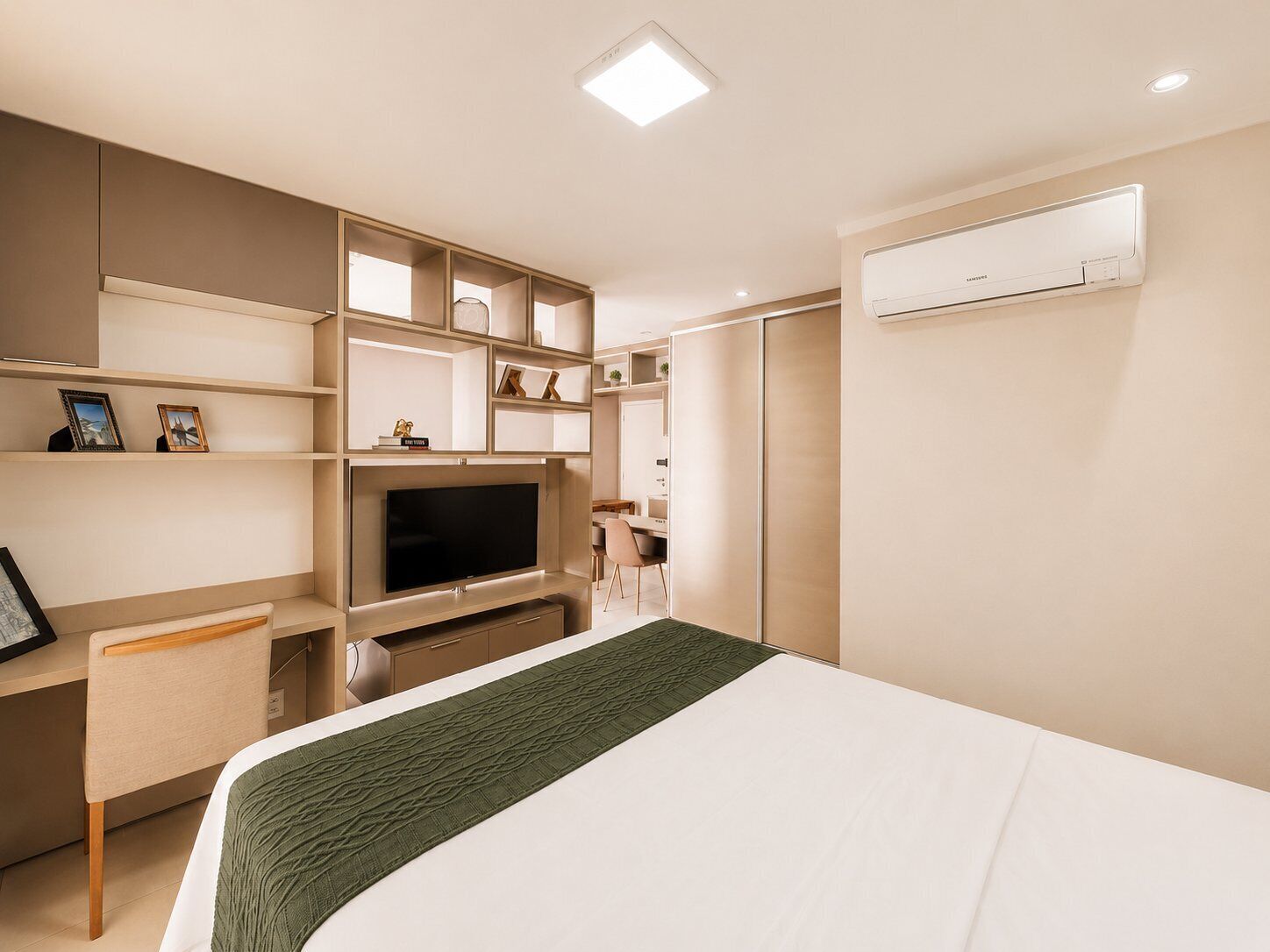 Tabla de planchar con plancha, wifi gratis y ropa de cama 