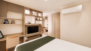Tabla de planchar con plancha, wifi gratis y ropa de cama