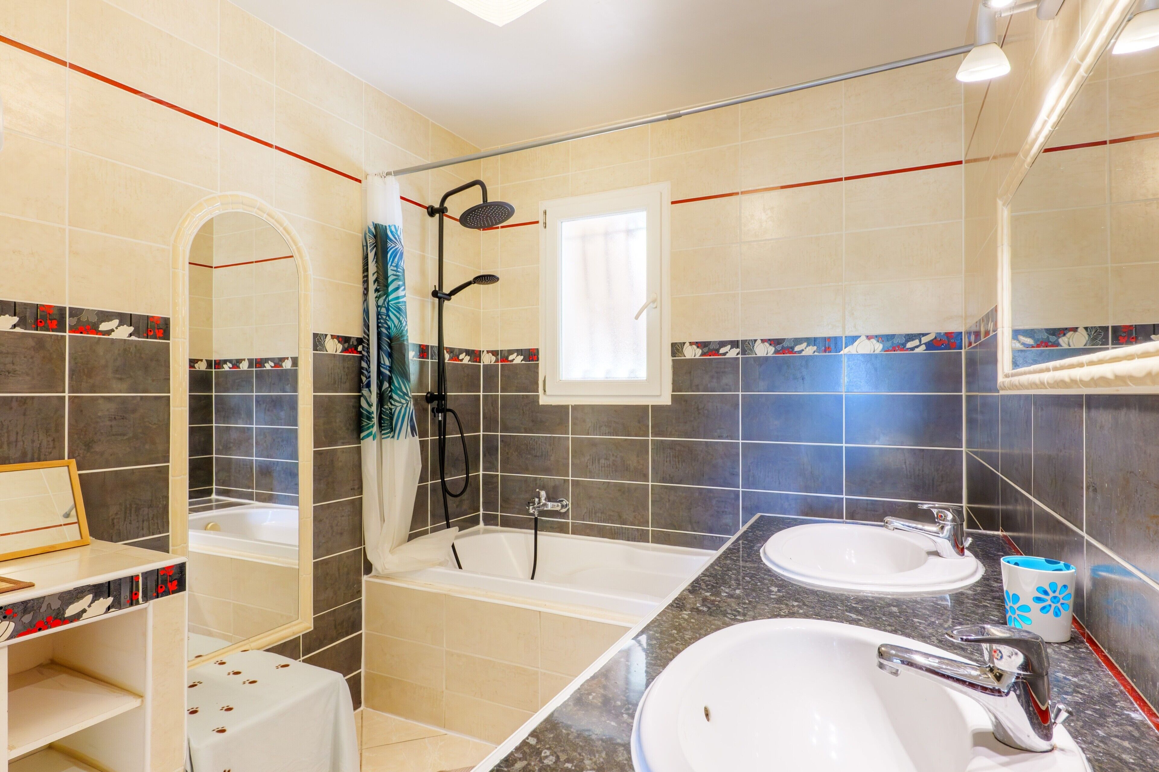 Shower, hair dryer, towels