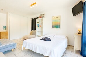 5 bedrooms, iron/ironing board, WiFi, bed sheets - Villa 'Parvanelles En Cévennes' with Mountain View, Wi-Fi and Air Conditioning (Chamborigaud)