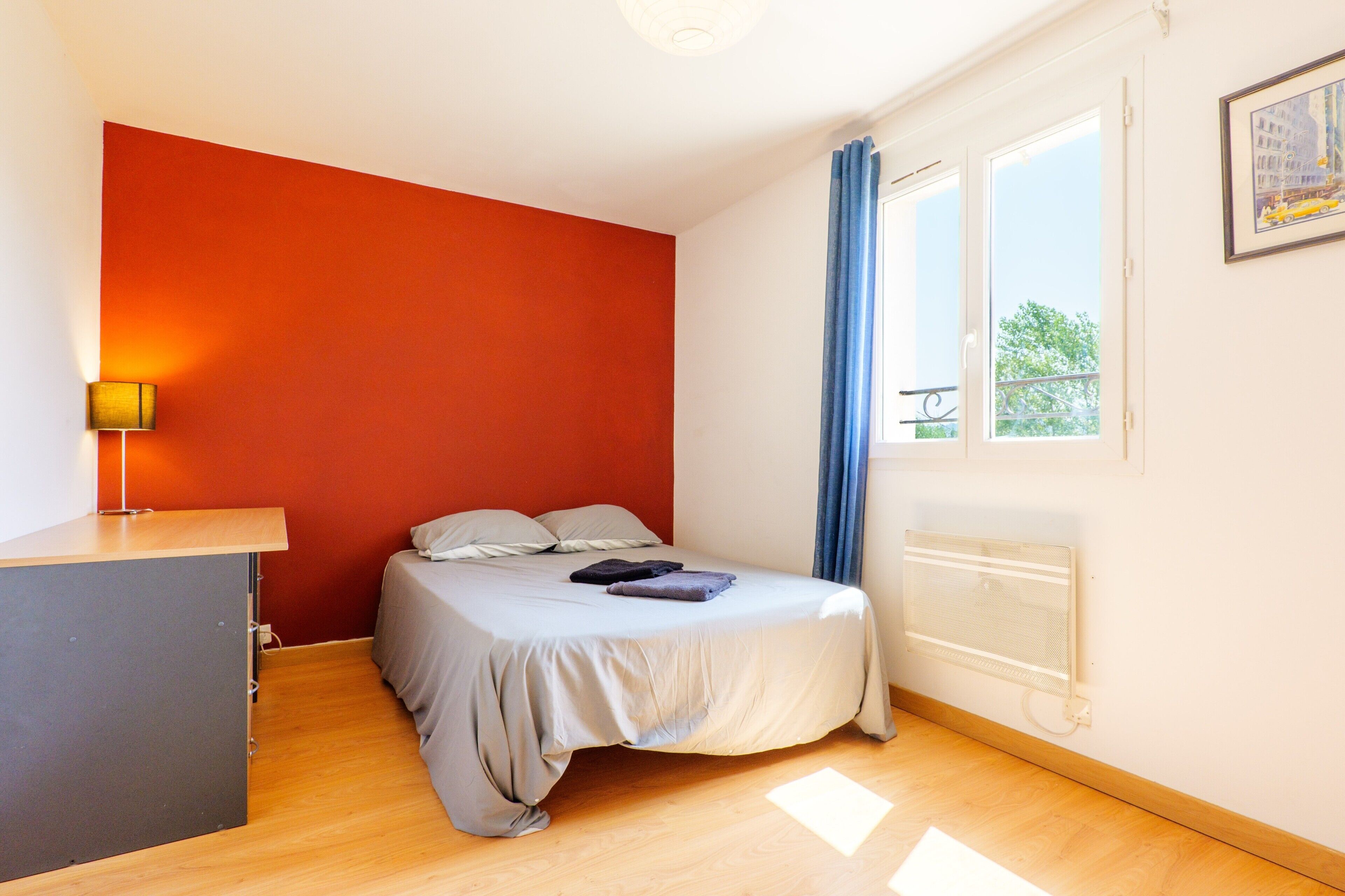 5 bedrooms, iron/ironing board, WiFi, bed sheets