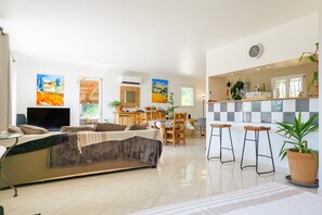 Una televisión, una chimenea, una mesa de tenis de mesa