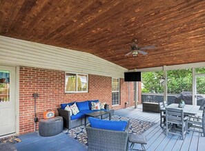Outdoor dining - Peaceful 4-bedroom house with AC in lovely Loveland (Loveland)