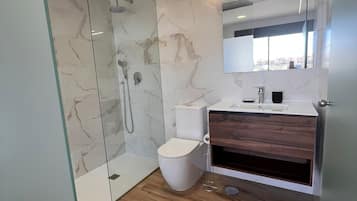 Een douche, een haardroger, handdoeken, toiletpapier