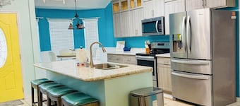 Comfy Mount Dora Cottage - King Bed - Updated & Clean!