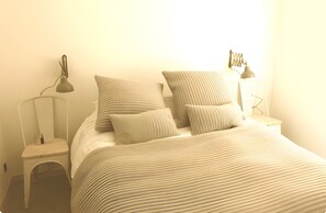 WiFi, bed sheets - Chaberton Guest Room (Les Vigneaux)