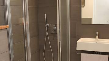 Dusche, Haartrockner, Handtücher