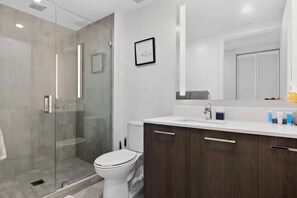 Een douche, een haardroger, handdoeken, zeep