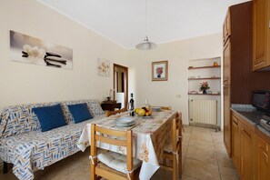 Interior - Apartment with Sea and Nature Views (Colle d'Orano)