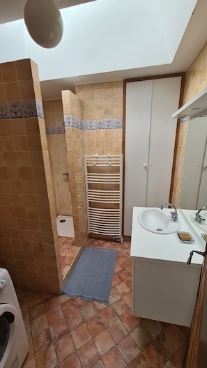 Sèche-cheveux, serviettes fournies, savon, papier toilette