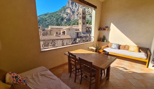Apartment with a terrace in Moustiers