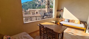 Apartment with a terrace in Moustiers