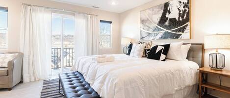 Desk, iron/ironing board, WiFi, bed sheets