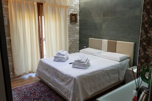 Room - A Tuscan-style villa surrounded by greenery with a beautiful heated hot tub (Contursi Terme)