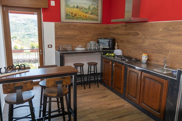 Dining - A Tuscan-style villa surrounded by greenery with a beautiful heated hot tub (Contursi Terme)
