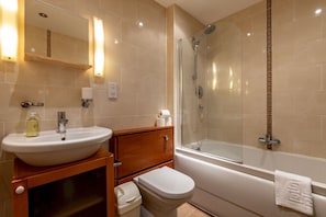 A bathroom with a sink, toilet, and bathtub. - Southfield Apartments (No 15) | St Andrews (St Andrews)