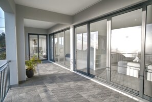 Terrace/patio - Sunset Viewpoint, New Home with Stunning Sea Views (Madeira)