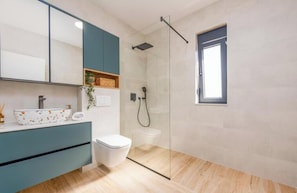 Dusche, Haartrockner, Handtücher, Seife