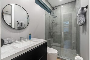 Haartrockner, Handtücher, Seife, Shampoo