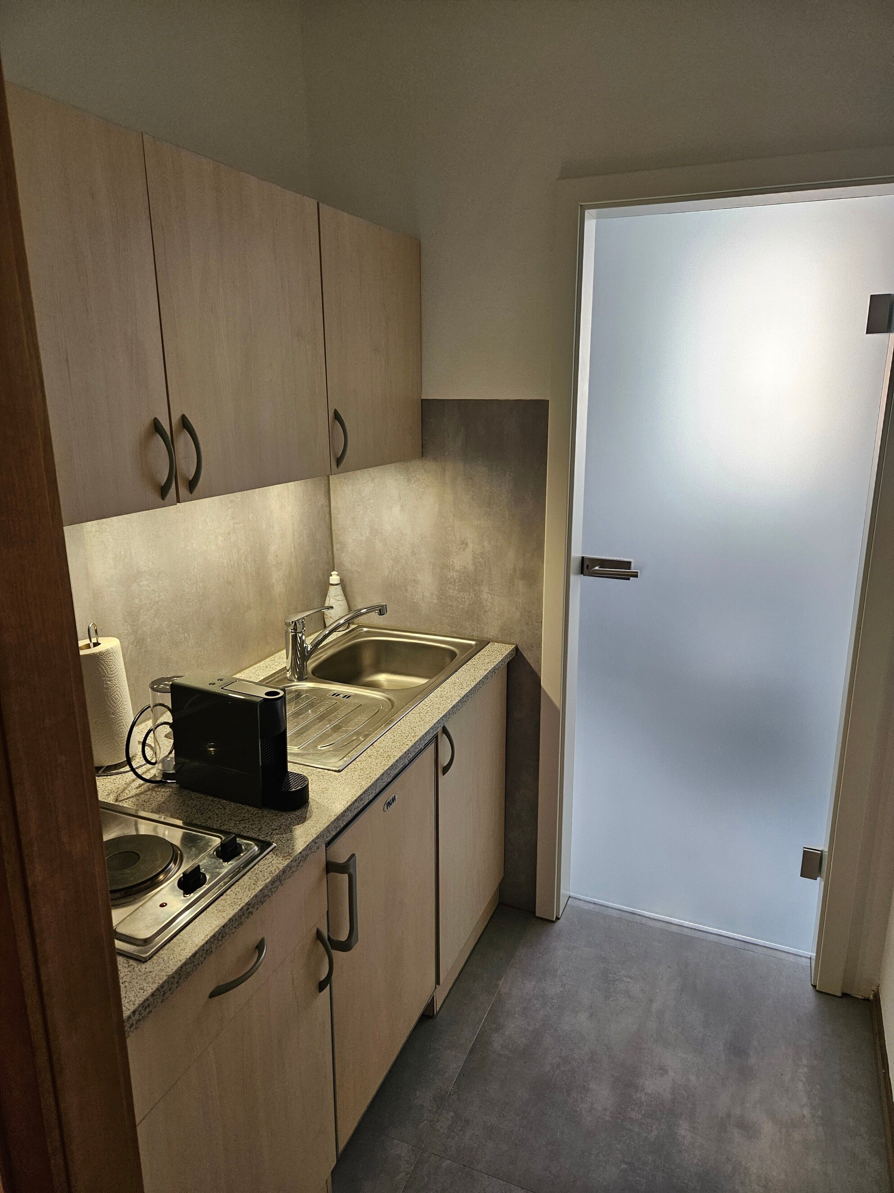 Kühlschrank, Herdplatte, Wasserkocher mit Kaffee-/Teezubehör