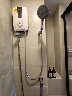 Ducha, secador de pelo, bidé y toallas