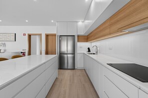 Wasserkocher mit Kaffee-/Teezubehör, Kühlschrank, Mikrowelle, Ofen