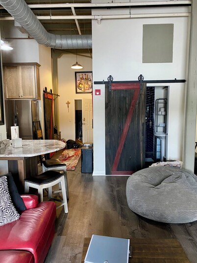 Downtown 2 bedroom apartment. 20 minute walk to Sanford Stadium