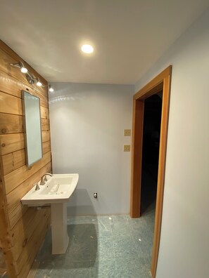 Bathroom - 2-bedroom house in peaceful Woodstock perfect for relaxing getaway (Woodstock)