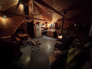 Living area - 2-bedroom house in peaceful Woodstock perfect for relaxing getaway (Woodstock)