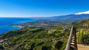 A coastal town with a view of the sea and mountains. - Villa Flavio-Panoramic Boutique Rooms  (Castelmola)