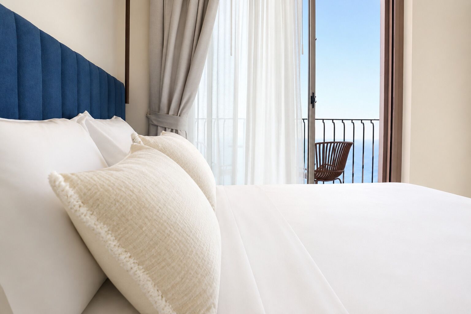 Camera Deluxe con letto matrimoniale o 2 letti singoli, bagno privato, vista baia | Una cassaforte in camera, una scrivania, tende oscuranti, Wi-Fi gratuito
