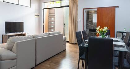 10 minutes from the airport! Pet-Friendly apartment with 3 bedrooms