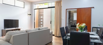 10 minutes from the airport! Pet-Friendly apartment with 3 bedrooms