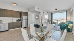 Un appartement moderne comprenant une cuisine, un coin repas et un salon.