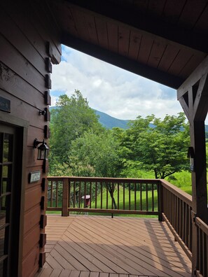 Terrace/patio - 4-bedroom cabin in awesome Wears Valley near Dollywood and Great Smoky Mountain (Sevierville)