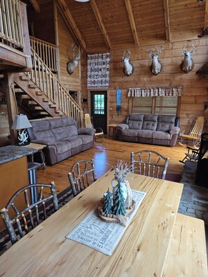 Interior - 4-bedroom cabin in awesome Wears Valley near Dollywood and Great Smoky Mountain (Sevierville)