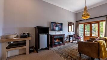 Suite, Balcony, Mountain View | Living area