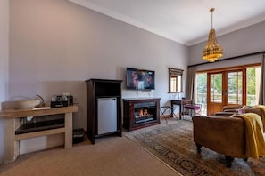 Suite, Balcony, Mountain View | Living area