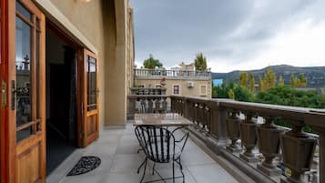 Superior Double Room | Outdoor dining | Breakfast, lunch, dinner and brunch served