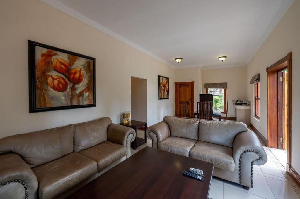 Suite familiar, patio, vista al jardín | Área de sala de estar