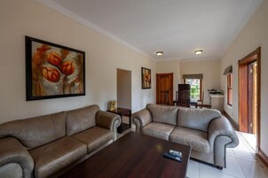 Family Suite, Patio, Garden View | Living area