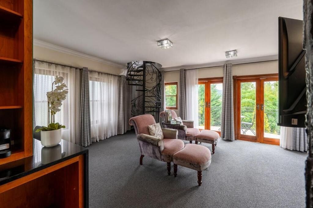 Suite, balcón, vista a la montaña | Área de sala de estar