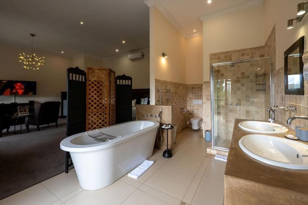Suite, balcón, vista a la montaña | Baño | Pantuflas 