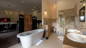 Suite, balcón, vista a la montaña | Baño | Pantuflas