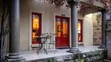Deluxe Room, Patio, Garden View | Outdoor dining | Breakfast, lunch, dinner and brunch served