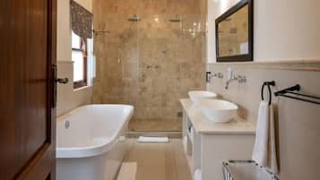 Suite, Balkon, Bergblick | Badezimmer | Hausschuhe